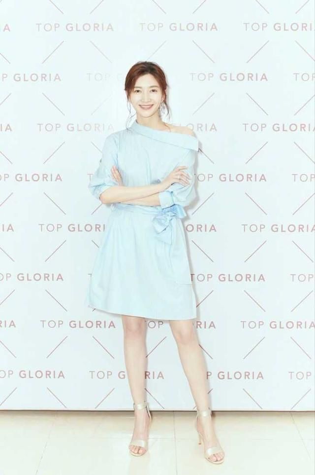 江疏影穿长裙现身，身材穿出五五分的感觉，网友：这次打扮没走心