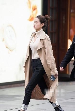  『减龄』路人街拍，小姐姐下身搭的白色百褶高腰裙，看起来减龄