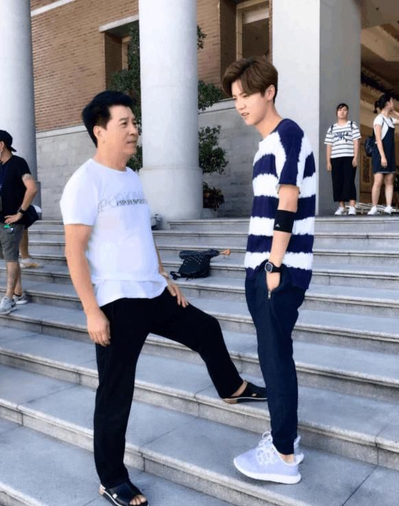 关晓彤鹿晗屡次被传分手，关晓彤爸爸的这条微博无意道出真相！