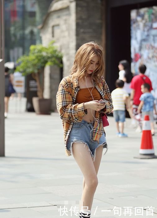 街拍：图五美女穿超短裤，衬衫不系扣“露”出肚脐眼，真是随性！