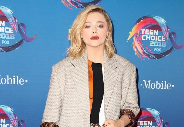 超杀女莫瑞兹被造型师坑了?印花西装不仅显肩宽，连脖子都不见了