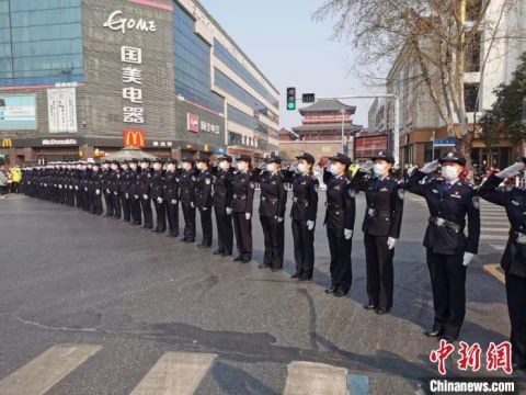  辽宁@辽宁医疗队389人返程 湖北襄阳市民夹道送别