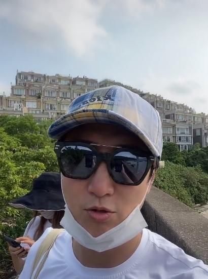  『周家蔚』洪天明发视频更新近况，携妻带子出游，俩儿子星味十足