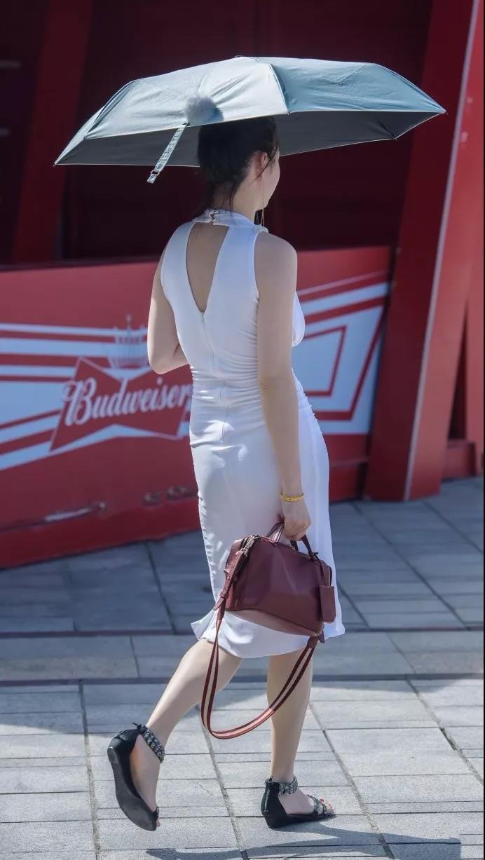 街拍：走来真性感打伞的一位超性感美女