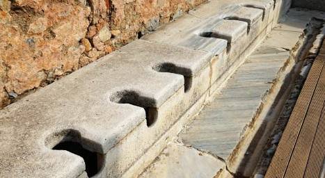 古罗马“坐便式”男厕火了，比亚洲蹲还舒服，世界闻名不是虚的