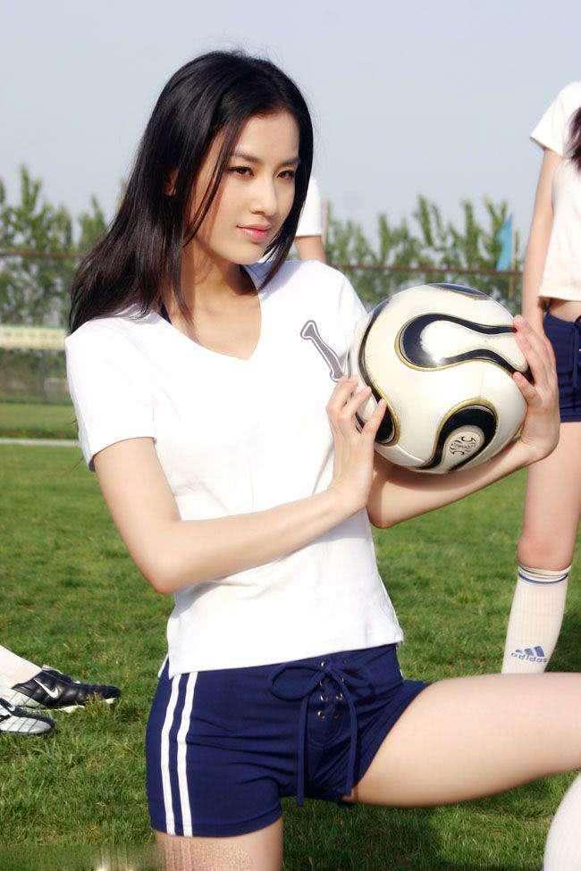 紧身裤从视觉上就能营造一种清新的感觉，都能搭出你想要的风格