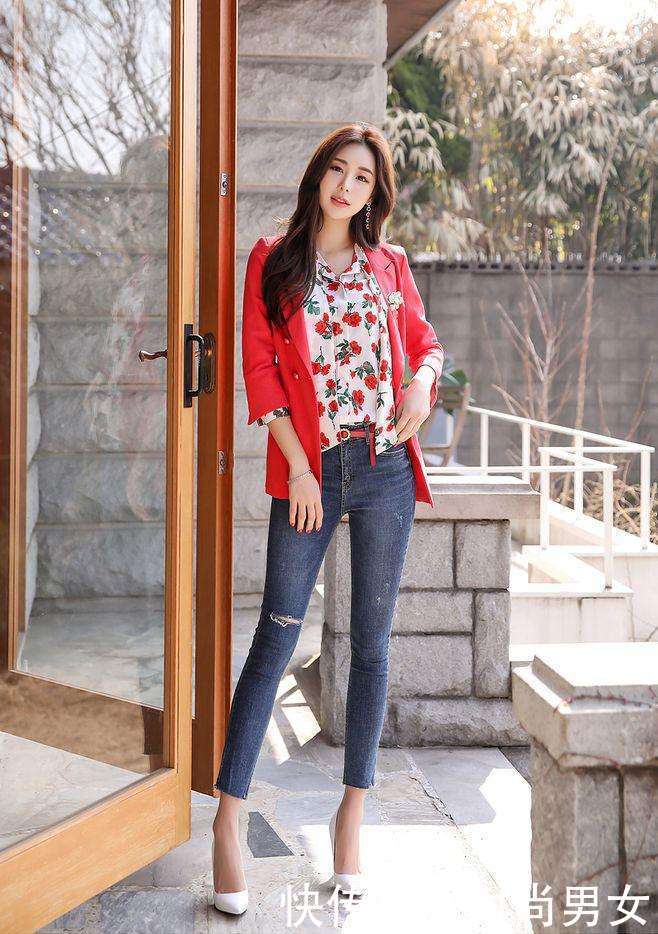 靓丽女神穿搭紧身裤，尽显优雅气息，更加的突显身材！