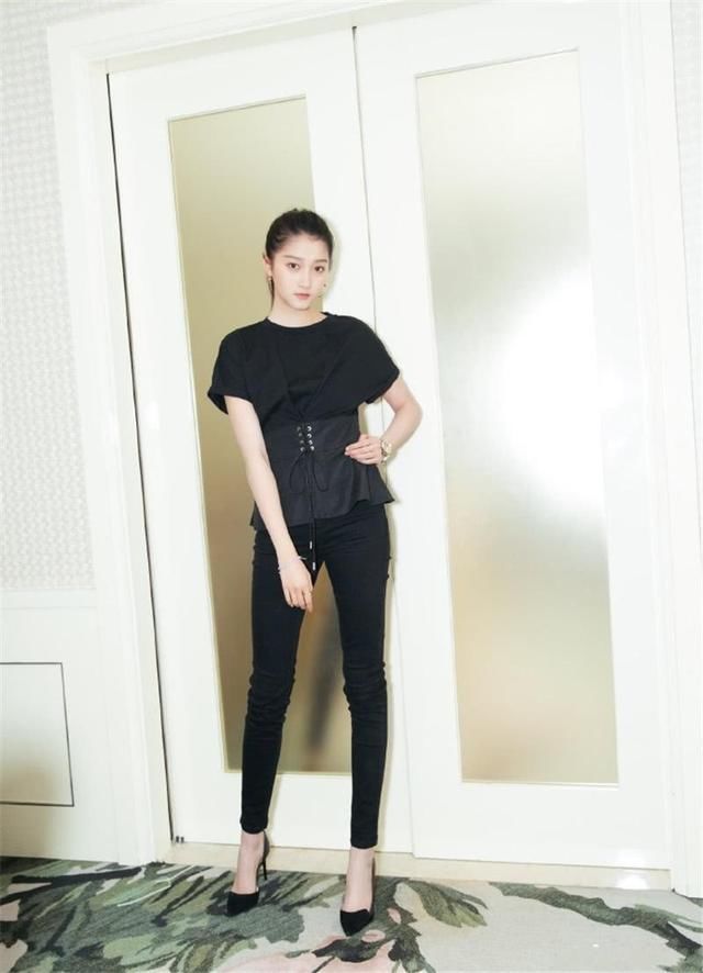 天呐！关晓彤太拼了，这么窄的裤头也要硬塞T恤，网友：不难受吗