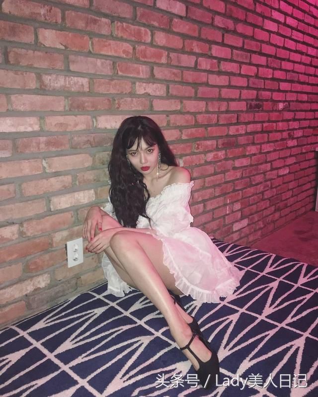 小野马金泫雅夏日强势回归，浴缸镜头让人喷血，小蛮腰穿搭更绝妙