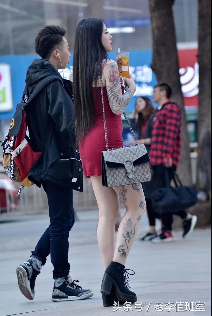 街拍:身材丰满皮肤白皙有纹身的超性感翘臀妹子