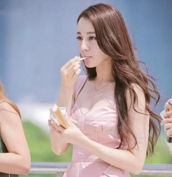 迪丽热巴赤脚穿粉裙露事业线，可手指怎么弯曲成这样了？