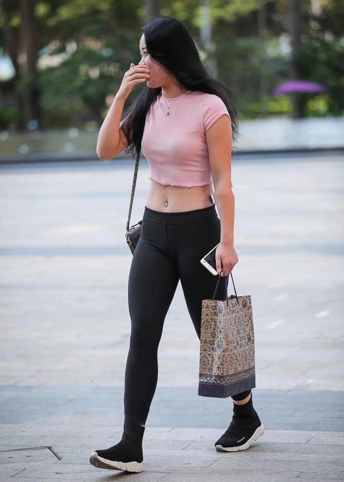 街拍：紧身裤凸显迷人气质，微胖辣妈这么穿也好看