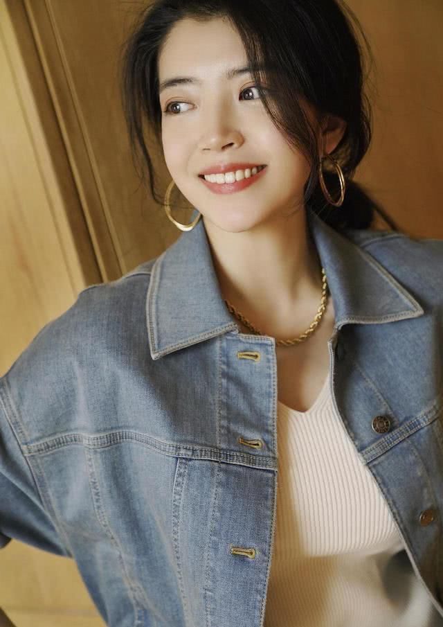  『博主』牛仔外套如何穿出高级复古风？学三木博主搭配卡其色长裤，太美了