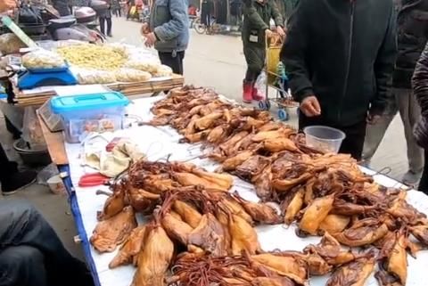  「马路边」大爷在马路边中卖“它”，12元一只，紧俏，每日可卖500只！