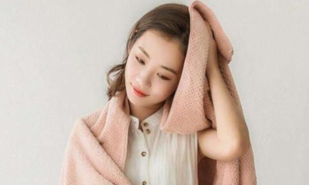  让我们■早上洗头和晚上洗头，哪个更能养头皮？我们要多久洗一次头才好？