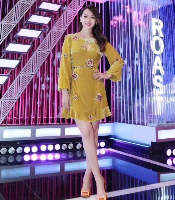 她14岁在餐馆打工,16岁背负父亲200万债务,美得不可方物!