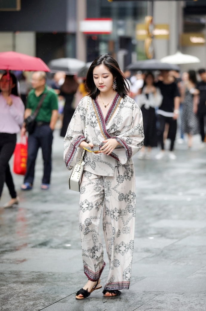 街拍路人，小姐姐用清爽迷人的穿搭告诉你：盛夏真的到了