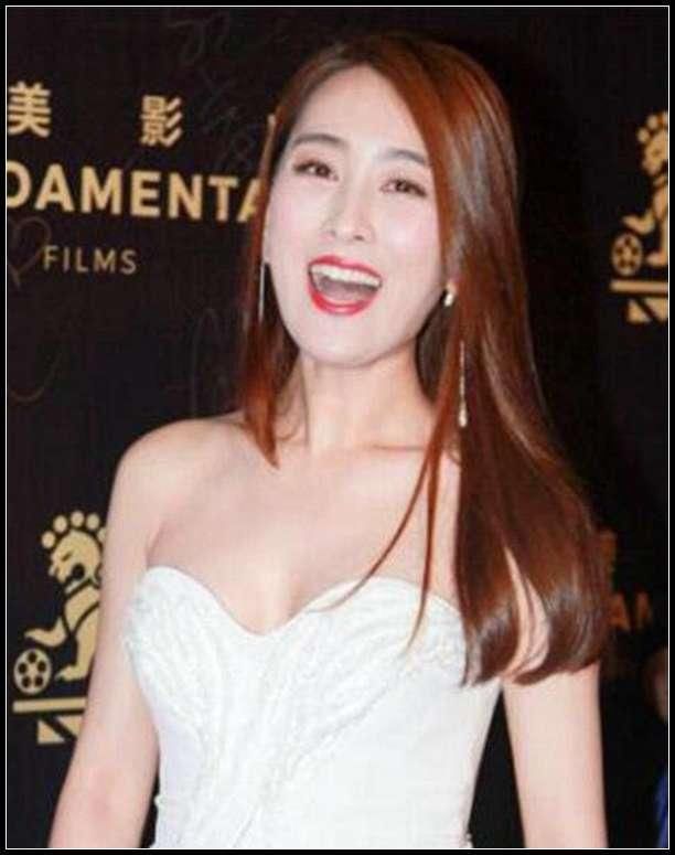 马苏豁出去了!紧身裤勒出羞人三角区，网友:看着都疼!