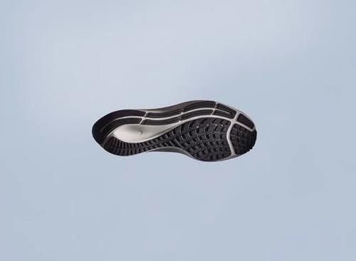  [最新]加厚 Zoom＋全掌 React！Nike 最新“飞马跑鞋”太顶了！