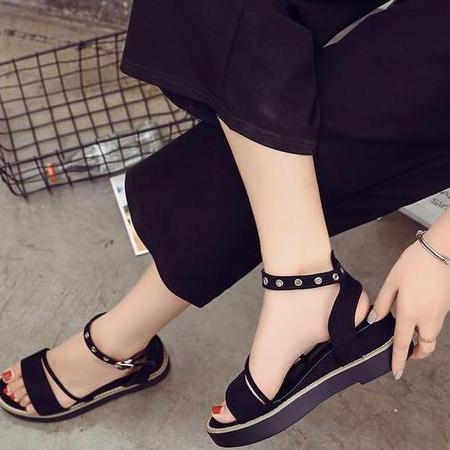 “女王”不一定必穿“恨天高”,还是要穿这些的,有范