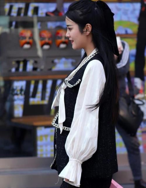  『气质』街拍：身材高挑的美女，一件黑色的套装裙外搭黑色风衣，气质十足