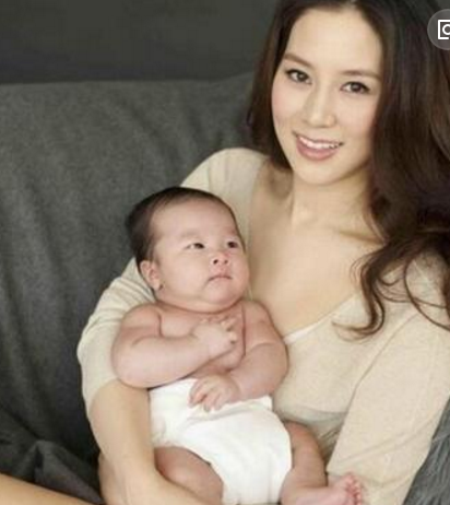 24岁嫁千亿豪门，婚后12年连生4子比保姆还惨，35岁美如画！