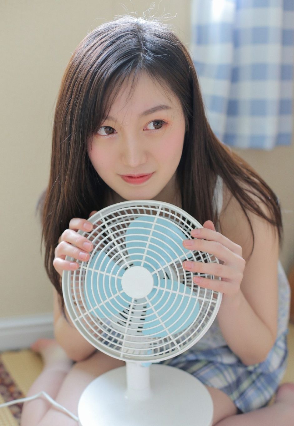 小清新美女，白色吊带短裤迷人写真图片