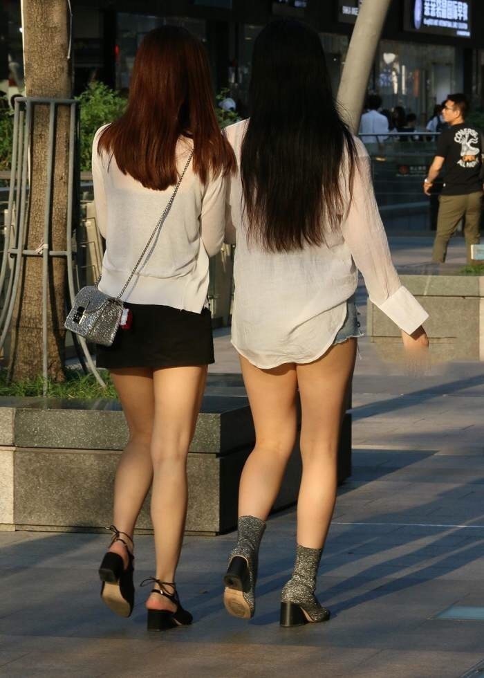 穿透视T恤的丰腴小姐姐,遮不住的好身材,下身紧身短裤一样很吸