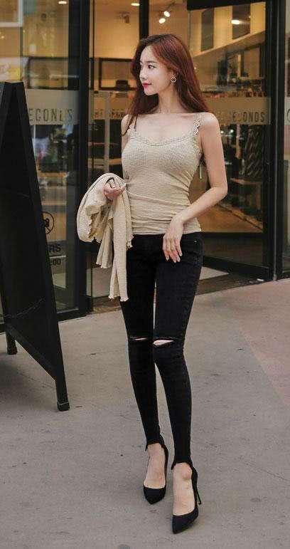 紧身裤和热裤你更中意哪个，都简约里带点浪漫，美成一道风景线