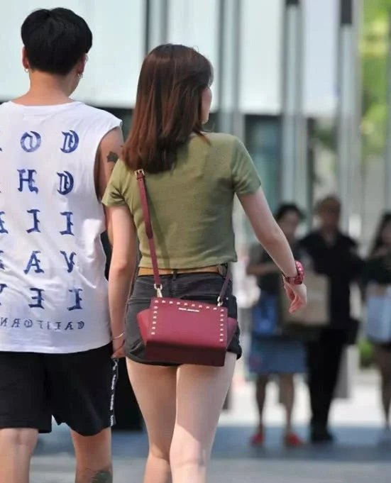 性感小姐姐身穿短体恤搭配超短裤，丰满的上围十分迷人很有风味，