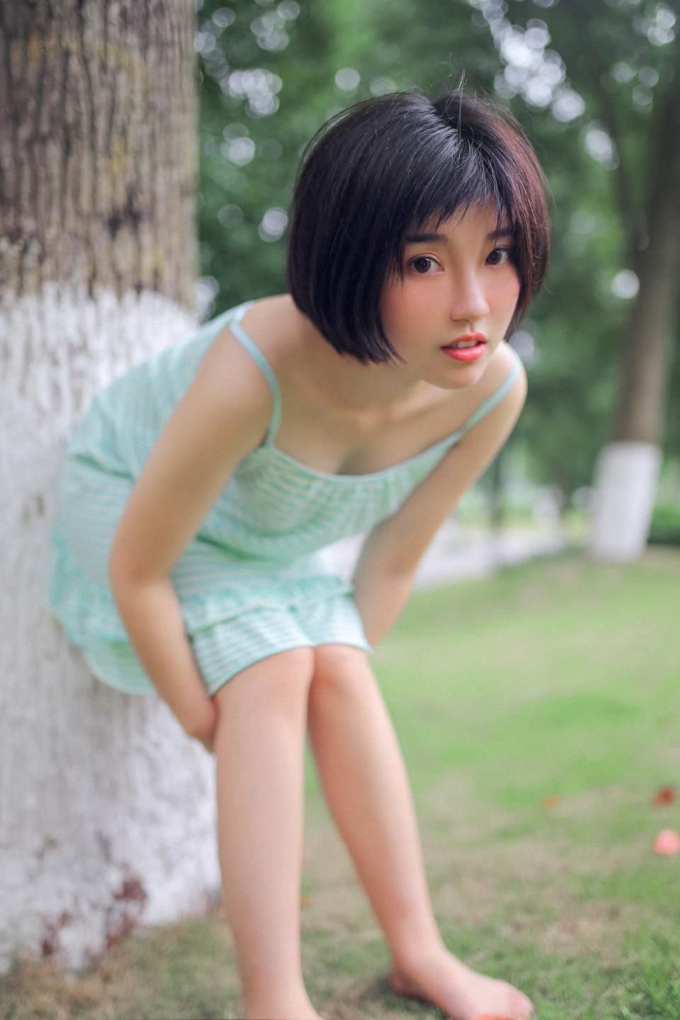 吊带睡衣美女户外性感长腿美女图片