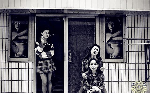  『美女』“发廊”的变迁老照片：图一是清朝理发店，图九是三个美女理发师