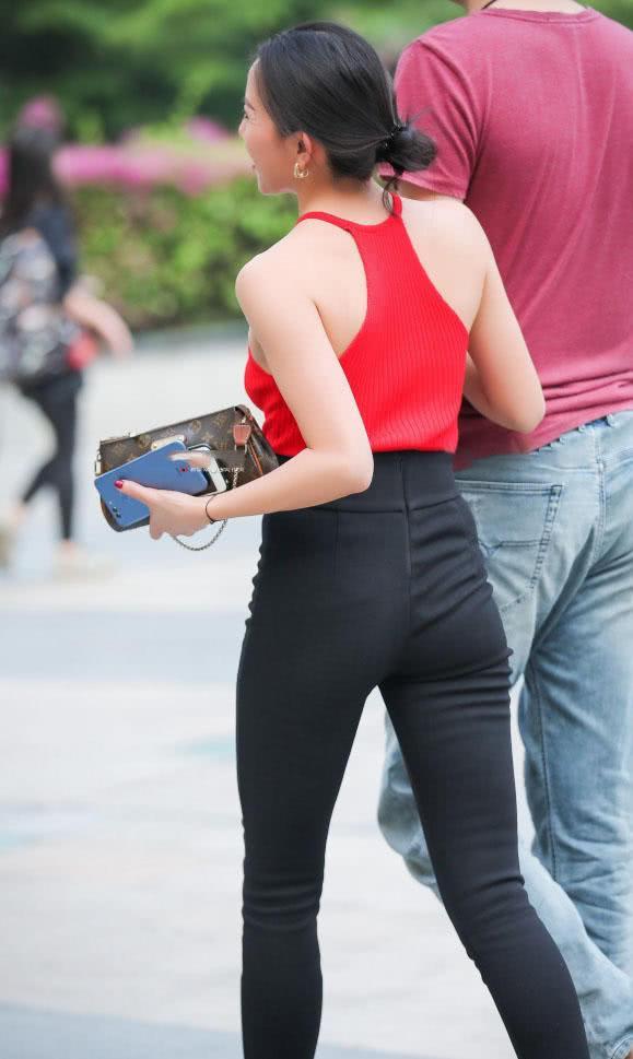 时尚小女人高腰紧身裤尽显逆天大长腿,强壮的男友让她更加自