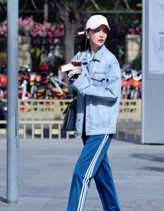 「风范」街拍:气质高雅的美女,一件白色上衣配红色短裙,时尚达人风范
