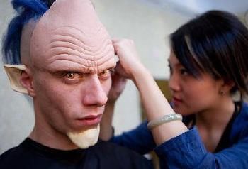 女子经常化妆，但妆容却让人看了害怕，得知原因后众人却称赞女子