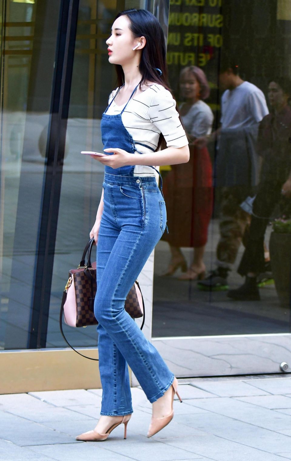 小姐姐穿着百搭的背带牛仔裤，秒变大长腿就是这么简单