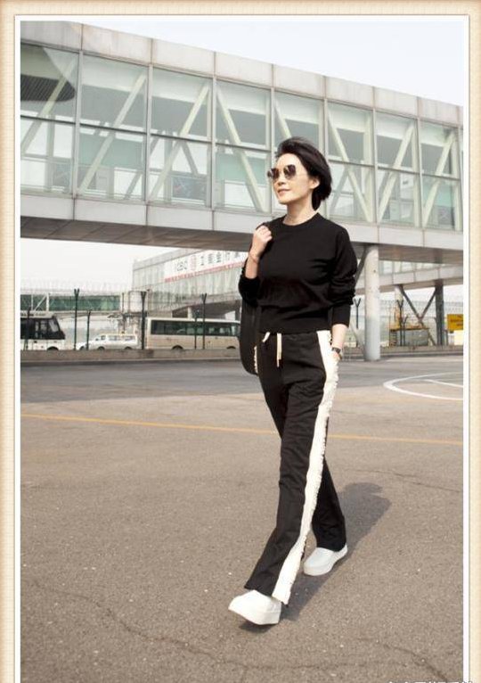 闫妮是47岁，俞飞鸿也是47岁，两人同现机场，差距竟如此尴尬