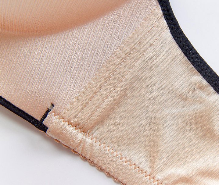 桑拿天女人别戴文胸，热得要命，学学下面女人穿，太辣眼睛了