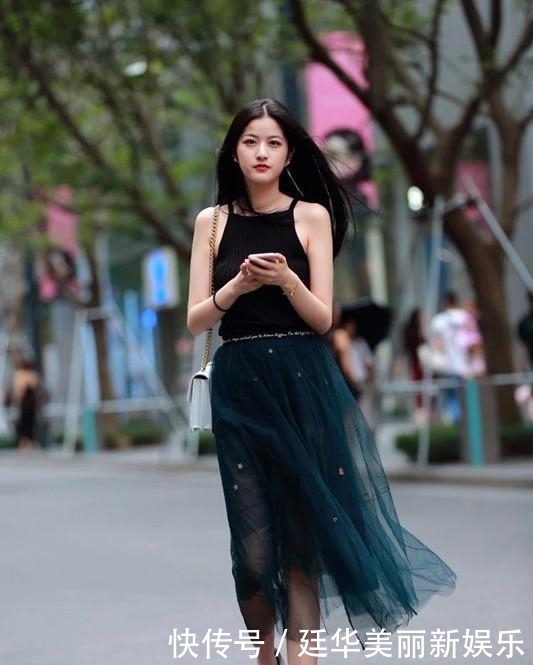  【美女】街拍：美女搭配一件毛边热裤，头戴黑色渔夫帽，既遮阳防晒又时尚
