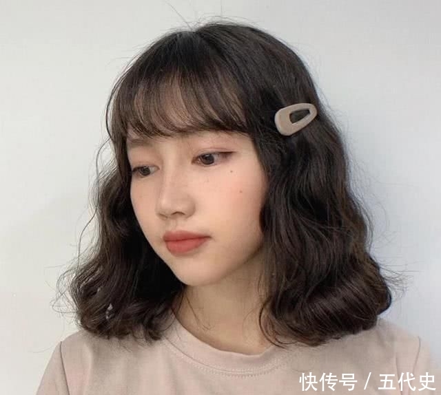女生@小个子女生别留“黑长直”,今年最流行的4种短发,既显高又瘦脸