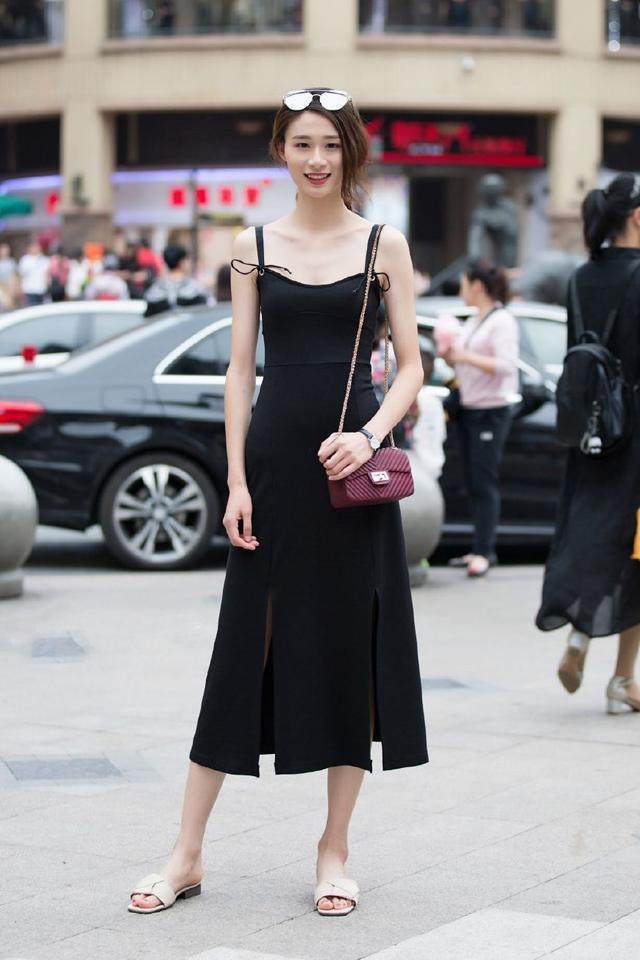 街拍：清纯可人有气质的小姐姐，外表上自然清新个个身材好！