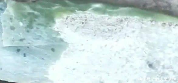 40厘米长的玉石被农民当做普通石头垒在墙中，农民意欲何为