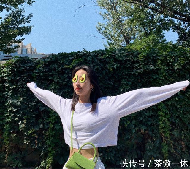 搭配黑色■22岁关晓彤穿衣也太粗心了!穿裙子露出打底裤,幸好有颜值在撑场
