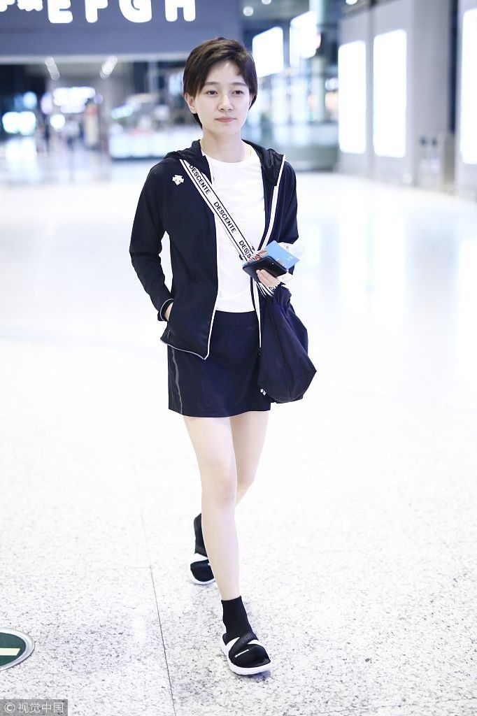 焦俊艳黑白装简约现身秀美腿又白又直 短发干练自拎行李女汉子