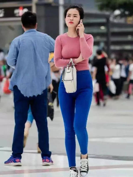 清新帅气的打底裤美女，展现出不一样的温柔气质