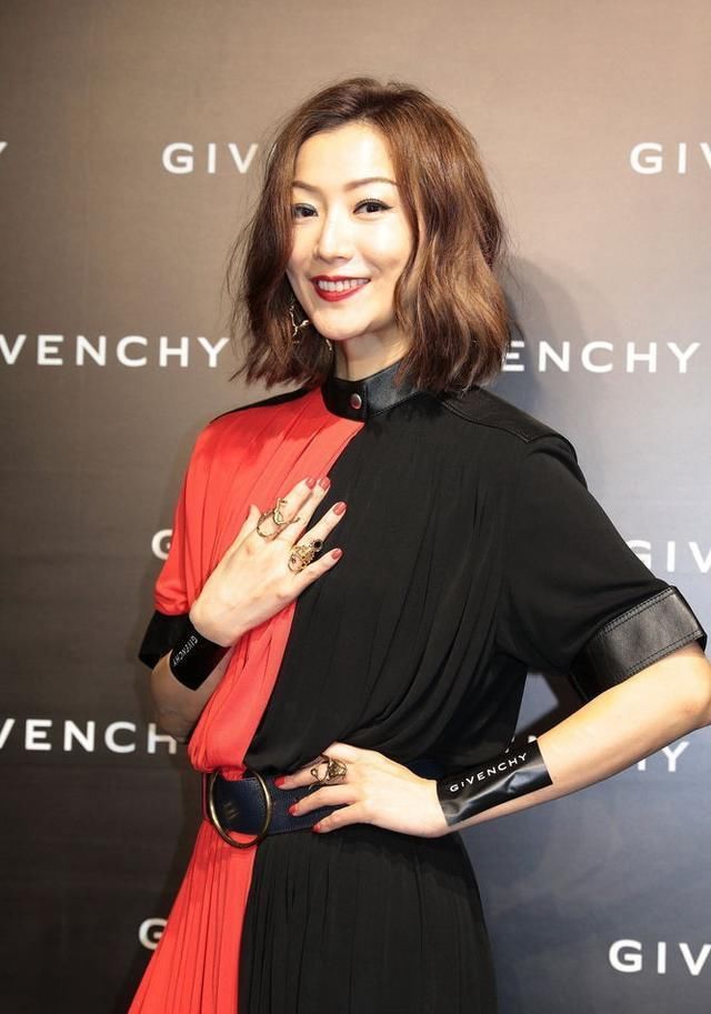 陈数和郑秀文两人仅相差4岁，同穿撞色长裙，网友:差别真大!