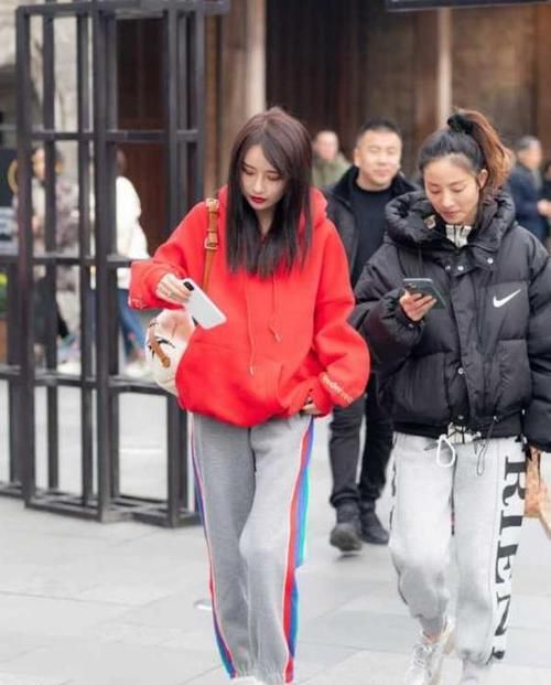  #搭配#街拍：气质高雅的美女，一件黑色的连衣裙，时尚魅力气
