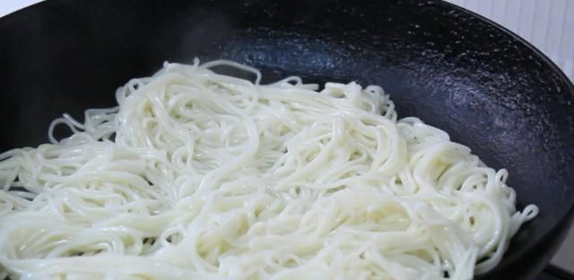  「再穷」再穷都吃得起的“洋美食”，一把面条简单一做秒变高大上，真解馋