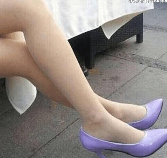 尖头高跟鞋透露出隐约的时尚, 带来朦胧美感