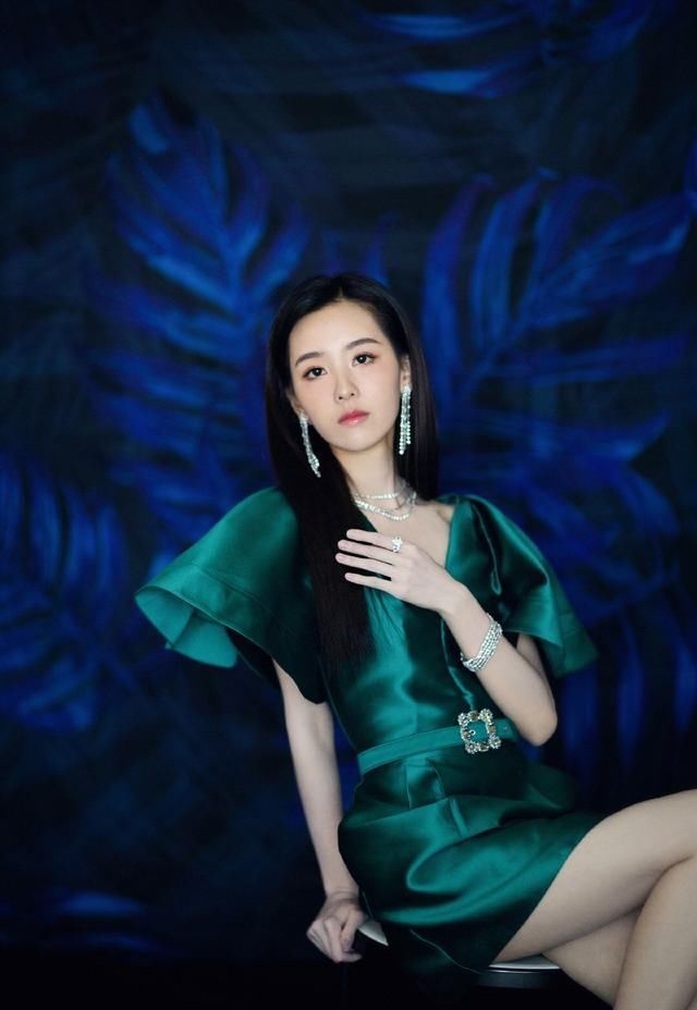  『绿箭裙』蛋糕裙已经过时，现在流行绿箭裙，穿上又美又独特